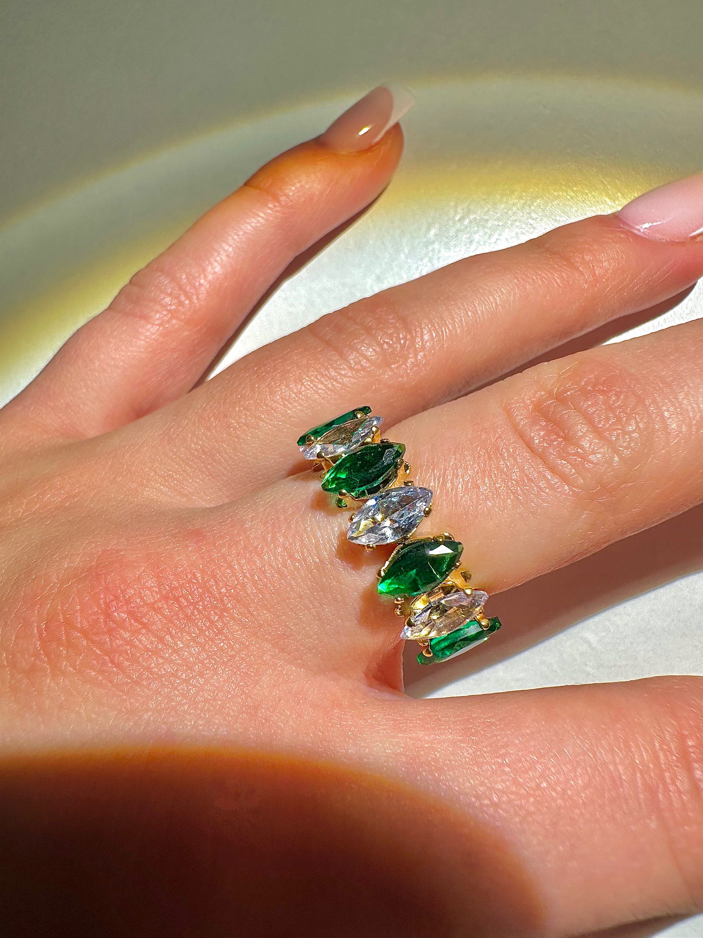 Emerald Luxe Ring – Golden Radiance